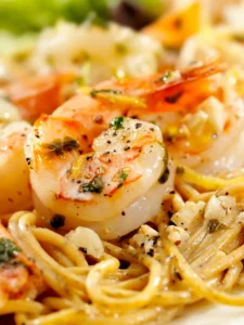 Pasta mit Garnelen in Alfredo-Sauce